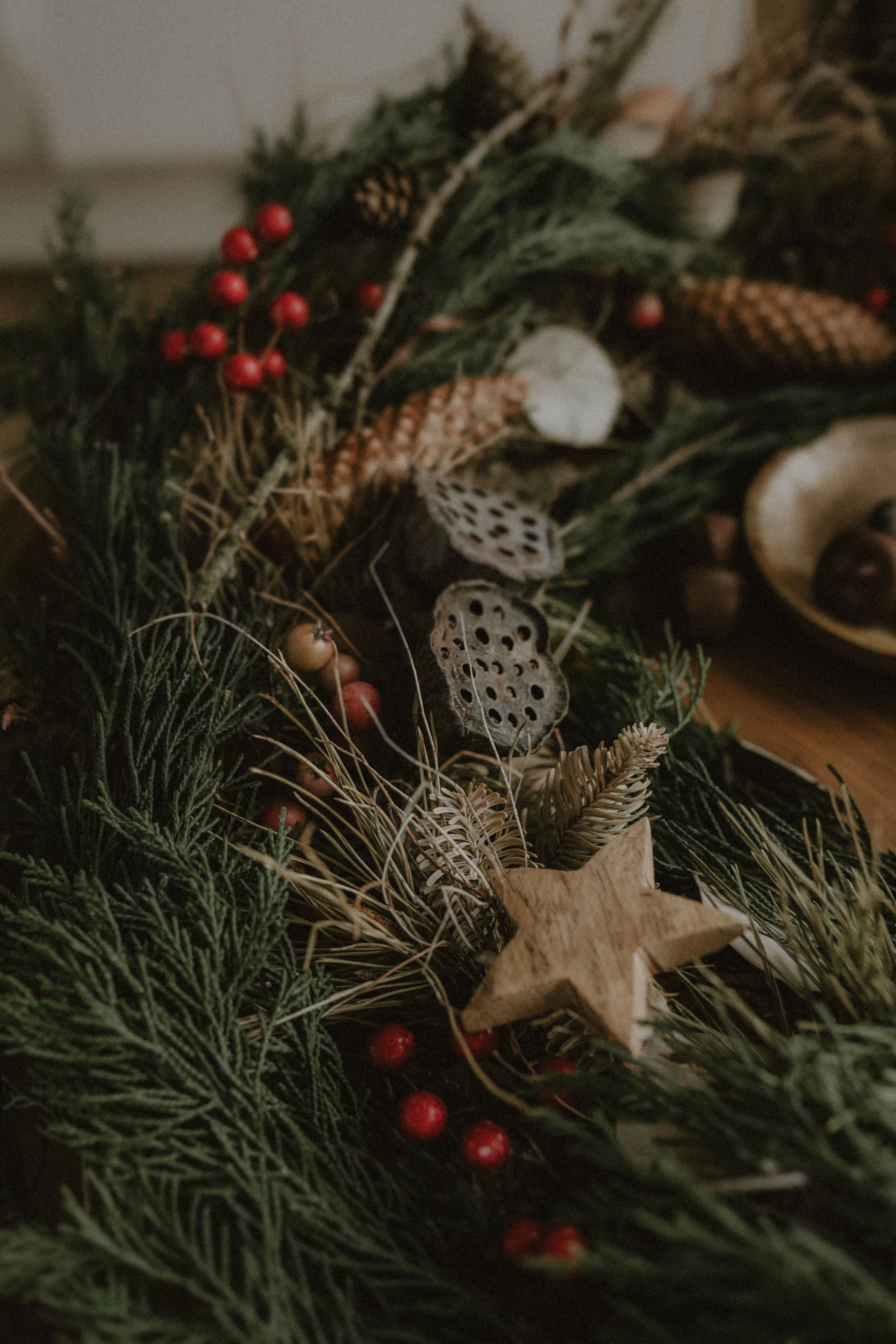 Detail vánoční dekorace s jehličím