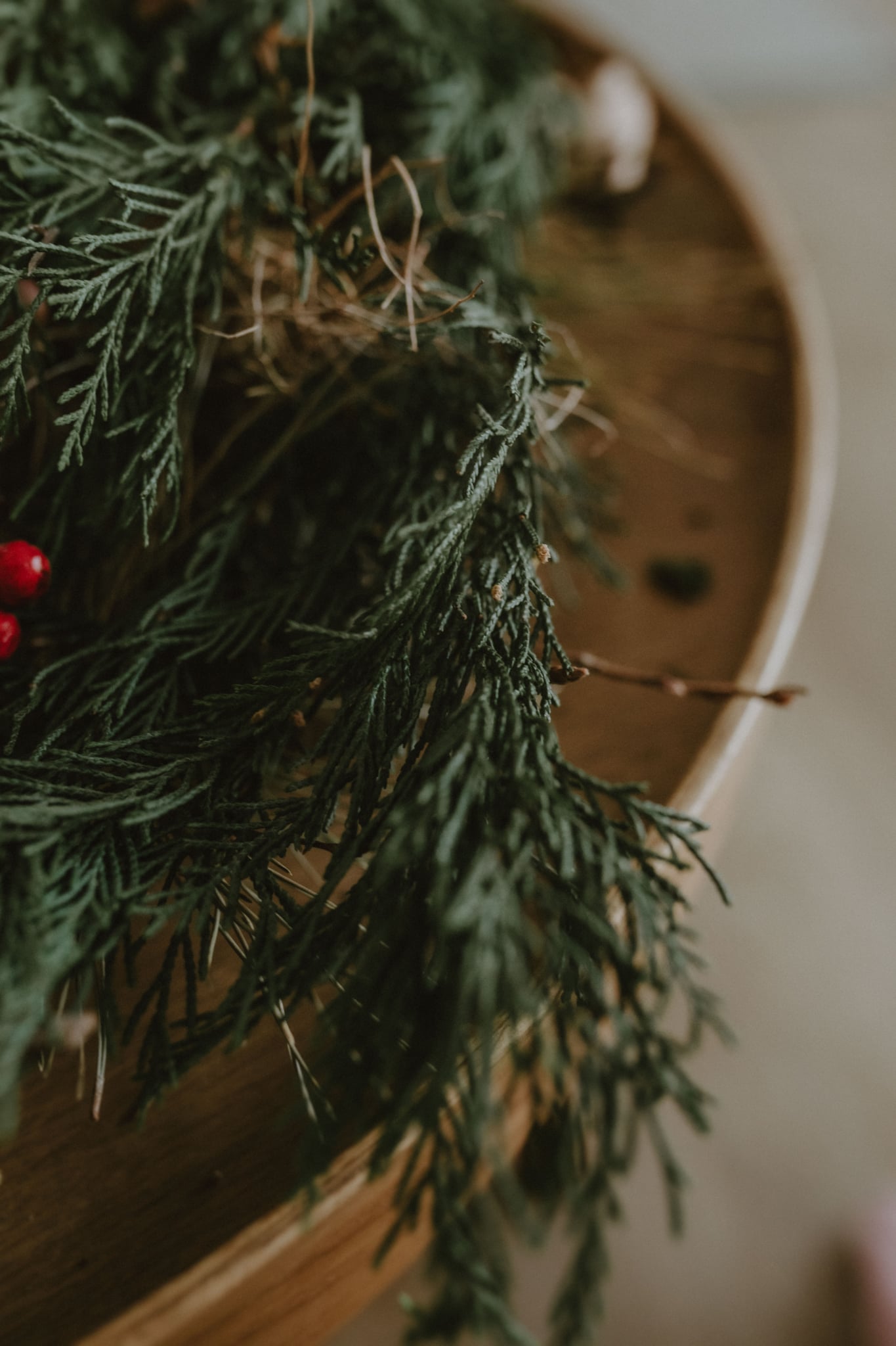 Detail ozdob na dřevěném stolu