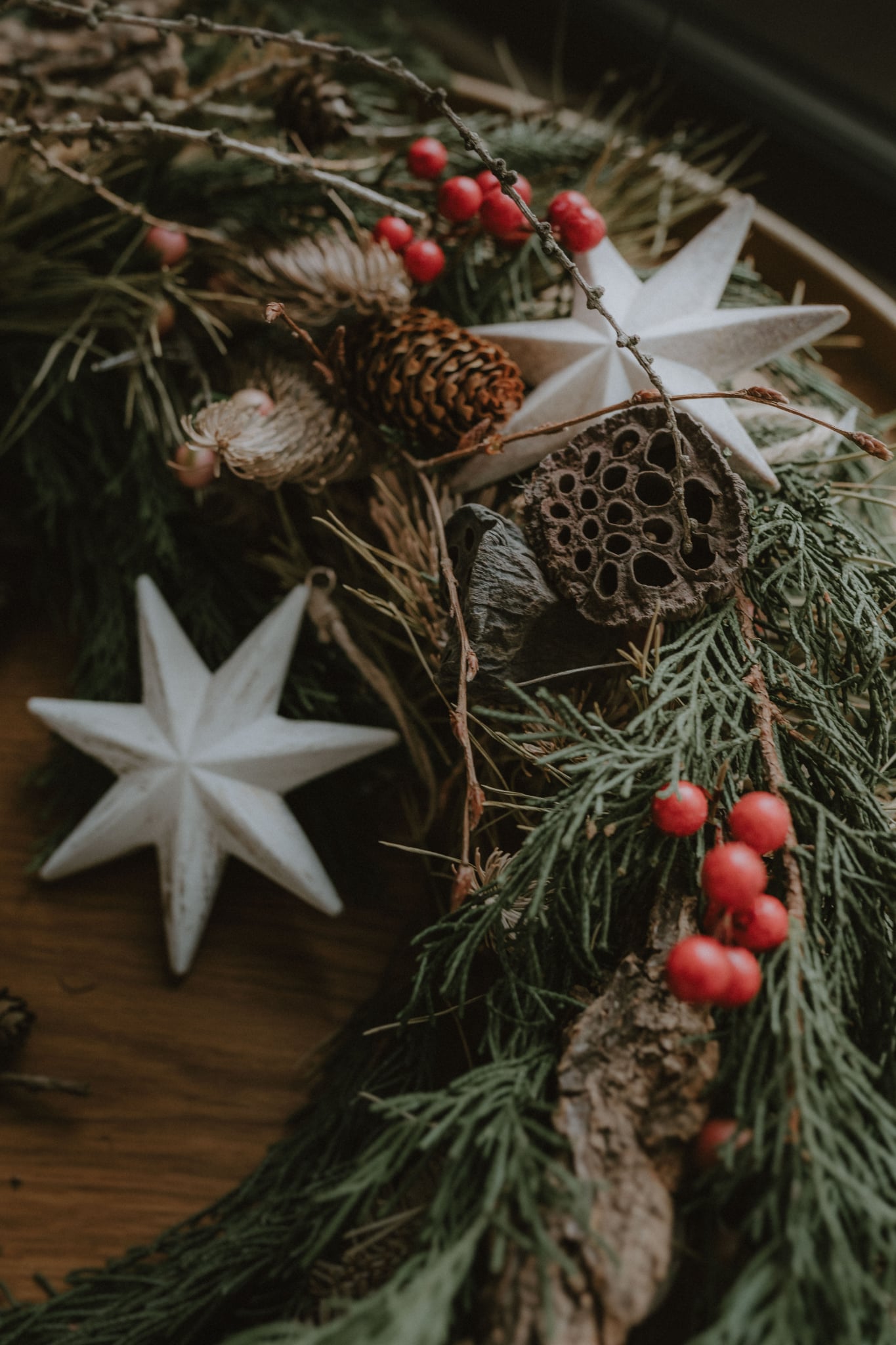 Listy a borovicové šišky ve vánoční kompozici